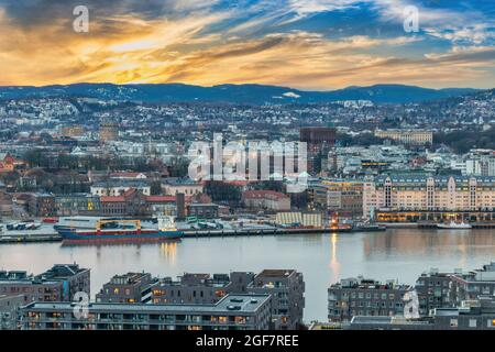 Oslo Norwegen, Skyline der Stadt bei Sonnenuntergang am Hafen Stockfoto