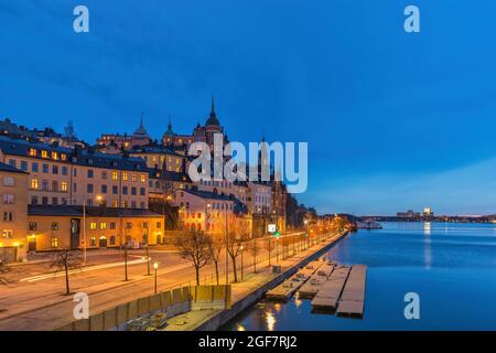 Stockholm Schweden, nächtliche Skyline von Gamla Stan und Slussen Stockfoto