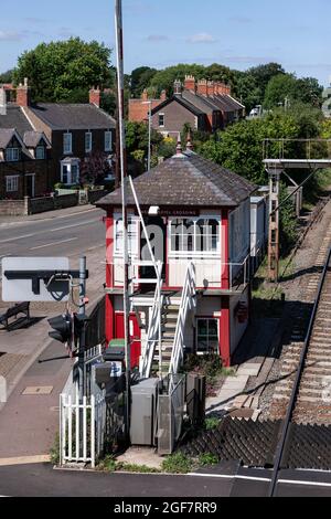 Oakham Station an einem Montagnachmittag, mit Blick von der Fußgängerbrücke über die Kreuzung. Rutland, Leicestershire, England, Großbritannien. Stockfoto