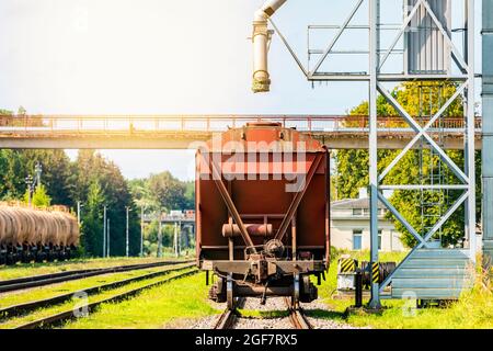 Beladung von Eisenbahnwaggons mit Getreide am Getreideaufzug. Stockfoto