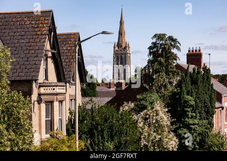 Die All Saints Church, Oakham, betrachtete die Dächer von der Brücke über die Brücke in der Nähe des Bahnhofs. Rutland. Leicestershire, England, Großbritannien Stockfoto