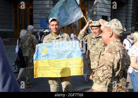 Nicht exklusiv: ODESA, UKRAINE - 24. AUGUST 2021 - die Teilnehmer des Marsches der Verteidiger der Ukraine werden während des Treffens vor Odesa Na abgebildet Stockfoto