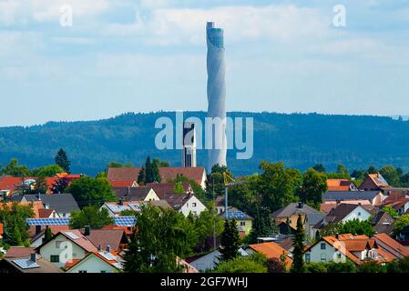 Auf 246 m ragt der Testturm TK Elevator über die Kirche im Dorf ofzimmer ob Rottweil mit Abstand; der Testturm für Express- und Hochgeschwindigkeitsaufzüge wurde von thyssenkrupp Elevator zwischen 2014 und 2017 gebaut; Aufnahme vom 08/13/2021; Stockfoto