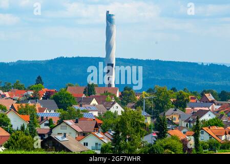 Auf 246 m ragt der Testturm TK Elevator über die Kirche im Dorf ofzimmer ob Rottweil mit Abstand; der Testturm für Express- und Hochgeschwindigkeitsaufzüge wurde von thyssenkrupp Elevator zwischen 2014 und 2017 gebaut; Aufnahme vom 08/13/2021; Stockfoto