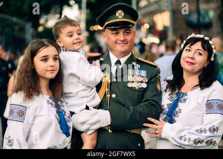 Kiew, Ukraine - 22. August 2021: Generalprobe der Militärparade zum 30. Unabhängigkeitstag der Ukraine. Veteran Soldat und seine Familie Stockfoto