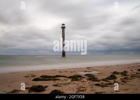 Ein Blick auf den schiefen Leuchtturm Kiipsaare auf der Insel Saaremaa im Norden Estlands Stockfoto