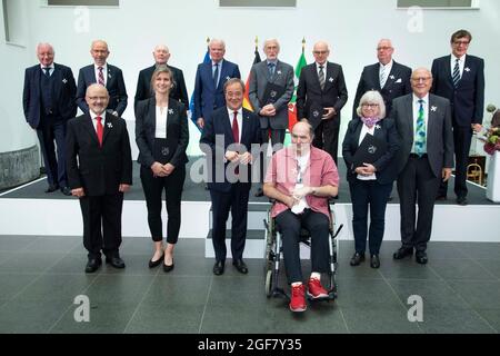 Gruppenfoto mit den Preisträgern, hintere Reihe von links: Norbert HUESSON (HÃ sson), Düsseldorf Manfred REKOWSKI, Wuppertal WZ Wolfgang DROESSER (DrÃ¶sser), Brühl Prof. Henrik HANSTEIN, Zuelpich, Heribert KNECHT, Hallenberg, Jost SPRINGENSGUTH, Münster, Leverkusen Jürgen BUESSOW (JÃ rgen BÃ ssow), Düsseldorf vordere Reihe von links: Alfonso LOPEZ GARCIA, Siegen Britta Heidemann, Köln Armin LASCHET, CDU, Ministerpräsident von Nordrhein-Westfalen, Vassilios NIKITAKIS, Köln, Gesine KLACK, Versmold Prof. Dr. Wolfgang SCHUMACHER, Mechernich GA Premierminister von No Laschet ehrt Bürger Stockfoto