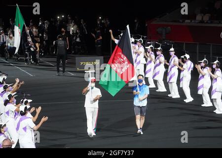 Tokio, Japan. August 2021. Paralympics: Eröffnungsfeier im Olympiastadion. Die Flagge Afghanistans wird von Freiwilligen bei den Paralympics überreicht. Kredit: Marcus Brandt/dpa/Alamy Live Nachrichten Stockfoto