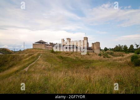 Rakvere, Estland - 11. August 2021: Blick auf das Schloss Wesenberg in Rakvere Stockfoto