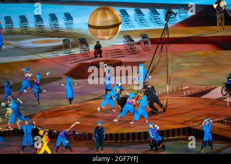 Tokio, Japan. August 2021. Künstler treten während der Eröffnungszeremonie der Paralympischen Spiele 2020 in Tokio, Japan, am 24. August 2021 auf. Quelle: Zhang Cheng/Xinhua/Alamy Live News Stockfoto