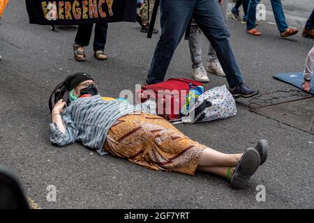London, Großbritannien. August 2021. Ein Aussterben Rebellion während des Protestes in London sind Demonstranten auf dem Weg, um ihn zu blockieren. (Foto von Dave Rushen/SOPA Images/Sipa USA) Quelle: SIPA USA/Alamy Live News Stockfoto