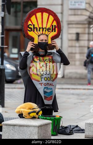 London, Großbritannien. August 2021. Ein Protestant des Aussterbungsaufstands sah während des Protestes in London gegen Ölgesellschaften protestieren. (Bild: © Dave Rushen/SOPA Images via ZUMA Press Wire) Stockfoto