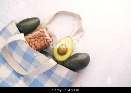 Scheibe Avocado und Mandelnuss auf weißem Hintergrund Stockfoto