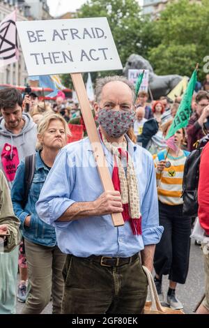 London, Großbritannien. August 2021. Ein Protestant des Aussterbungsaufstands hält während eines Aussterbeproteste in London ein Plakat in der Nähe des Trafalgar Square, während die Demonstranten Straßen blockieren, indem sie einen Sitzprotest mit einigen Mitgliedern führen, die ihre Arme unter Transportern im Westen und in der Stadt verriegeln. (Bild: © Dave Rushen/SOPA Images via ZUMA Press Wire) Stockfoto