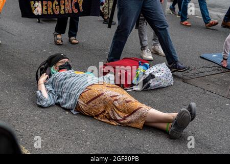 London, Großbritannien. August 2021. Ein Aussterben Rebellion während des Protestes in London sind Demonstranten auf dem Weg, um ihn zu blockieren. (Bild: © Dave Rushen/SOPA Images via ZUMA Press Wire) Stockfoto