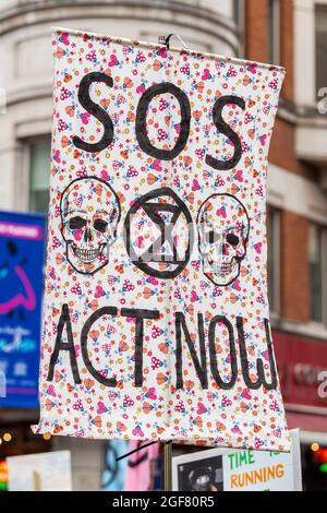 London, Großbritannien. August 2021. Ein Transparent, das während eines Protestes zur Ausrottung der Rebellion in London gesehen wurde, als Demonstranten Straßen blockieren, indem sie sich an einen Protestmarsch setzen, bei dem einige Mitglieder ihre Arme unter Transportern im Westen und in der Stadt verriegeln. (Bild: © Dave Rushen/SOPA Images via ZUMA Press Wire) Stockfoto