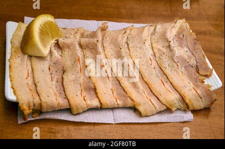 Typische Tapa aus geschnittenen Schweinefleischspülungen aus Cádiz (Spanien) in einer alten Bar in der Altstadt. Stockfoto