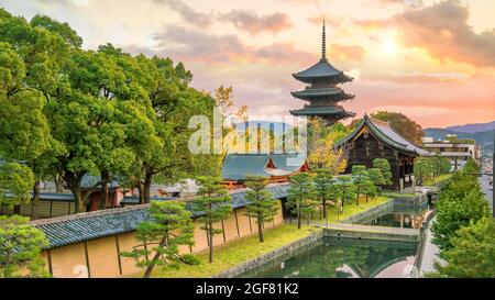 Toji-Tempel und Holz-Pagode im Herbst Kyoto, Japan Sonnenuntergang Stockfoto