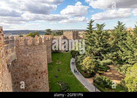 Blick auf die historischen Stadtmauern von Avila, Spanien, berühmte mittelalterliche Stadt. Genannt Stadt der Steine und Heiligen Stockfoto