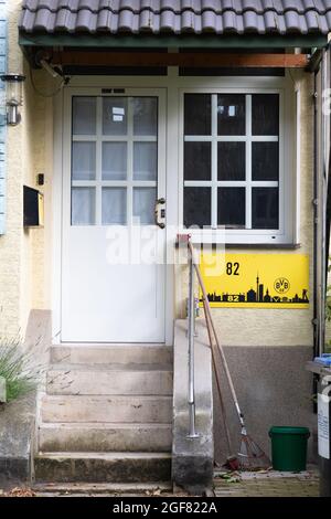 Haustür des Privathauses in der Kohlebergbaukolonie, Deutschland Stockfoto