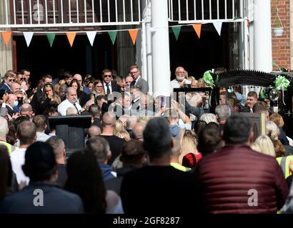 Der Sarg des Dubliner Ratsmitglieds und Inner City, der Obdachlosen-Mitbegründers Anthony Flynn hilft, wird nach der Trauermesse zu einem Pferdewagen in die Kirche unserer Lieben Frau von Lourdes in Dublin getragen. Bilddatum: Dienstag, 24. August 2021. Stockfoto