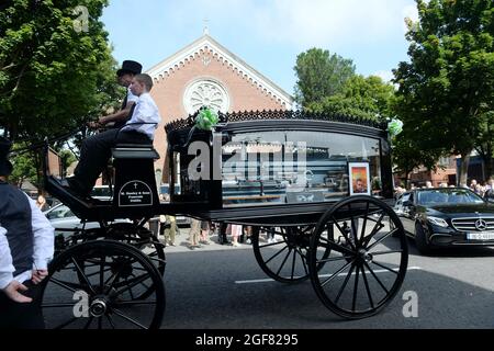 Der Sarg des Dubliner Ratsmitglieds und Inner City, der Obdachlosen-Mitbegründers Anthony Flynn hilft, wird nach der Trauermesse in der Kirche unserer Lieben Frau von Lourdes in Dublin von einem Pferdewagen aus der Kirche getragen. Bilddatum: Dienstag, 24. August 2021. Stockfoto