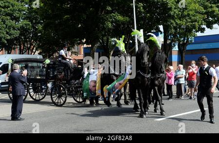 Der Sarg des Dubliner Ratsmitglieds und Inner City, der Obdachlosen-Mitbegründers Anthony Flynn hilft, wird nach der Trauermesse in der Kirche unserer Lieben Frau von Lourdes in Dublin von einem Pferdewagen aus der Kirche getragen. Bilddatum: Dienstag, 24. August 2021. Stockfoto