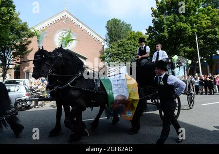 Der Sarg des Dubliner Ratsmitglieds und Inner City, der Obdachlosen-Mitbegründers Anthony Flynn hilft, wird nach der Trauermesse in der Kirche unserer Lieben Frau von Lourdes in Dublin von einem Pferdewagen aus der Kirche getragen. Bilddatum: Dienstag, 24. August 2021. Stockfoto