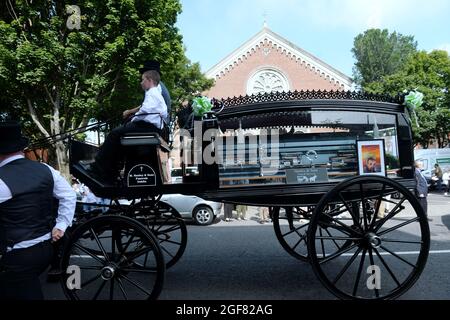 Der Sarg des Dubliner Ratsmitglieds und Inner City, der Obdachlosen-Mitbegründers Anthony Flynn hilft, wird nach der Trauermesse in der Kirche unserer Lieben Frau von Lourdes in Dublin von einem Pferdewagen aus der Kirche getragen. Bilddatum: Dienstag, 24. August 2021. Stockfoto