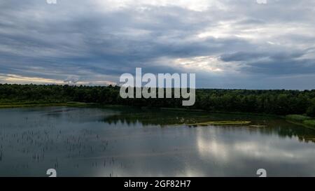 Luftaufnahme mit einer Drohne eines dunklen ominösen grauen Sturmwolken. Dramatischer Himmel. Beleuchtung in dunklen, stürmischen Wolken. Hochwertige Fotos Stockfoto