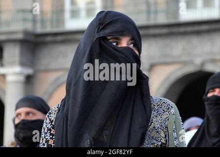 Frau mit verhülltem Gesicht während des Flashmobs auf der Piazza del Plebiscito als Zeichen der Solidarität für afghanische Frauen in Neapel, Italien, am 23. August 2021. (Foto von Vincenzo Izzo/Sipa USA) Stockfoto