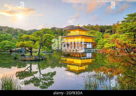 Kinkakuji Tempel in Kyoto, Japan im Herbst bei Sonnenuntergang Stockfoto