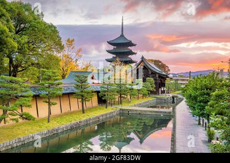 Toji-Tempel und Holz-Pagode im Herbst Kyoto, Japan Sonnenuntergang Stockfoto