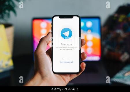 Man benutzt Telegramm-App, Telegramm-Logo auf dem Bildschirm. Stockfoto