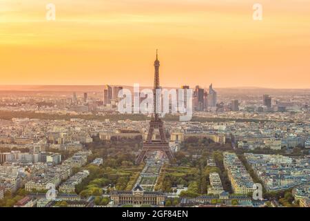 Luftpanorama der Skyline von Paris, Frankreich bei Sonnenuntergang Stockfoto