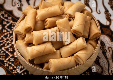 Schüssel mit Prunk-Cookies, einem traditionellen indonesischen Snack aus nächster Nähe Stockfoto