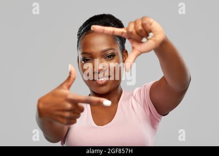 Glückliche afroamerikanische Frau, die Frame-Geste macht Stockfoto