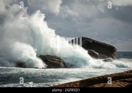Raues, stürmisches Wetter, große Wellen auf Felsen am Redgate Beach, Westaustralien Stockfoto