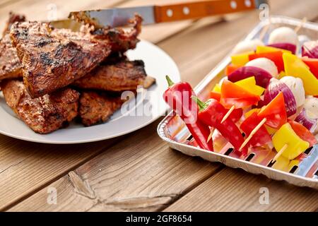 Gegrilltes Grillfleisch auf dem Teller stapeln Stockfoto