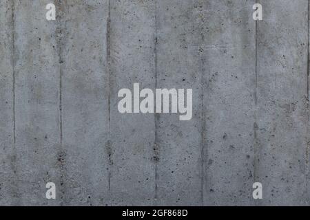 Verstärkter Betonhintergrund. Oberfläche aus altem und verschmutztem Stahlbeton mit Spuren von Holzschalungen. Stockfoto