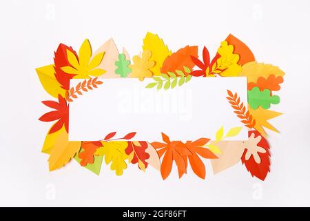 Rahmen bestehend aus bunten Herbstpapier Blätter auf weißem Hintergrund, Platz für Text Stockfoto