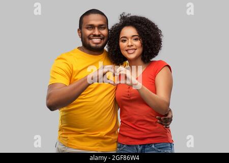 Glückliches afroamerikanisches Paar, das Hand Herz macht Stockfoto
