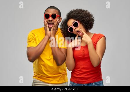 Glückliches afrikanisches Paar in herzförmiger Sonnenbrille Stockfoto