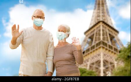 Altes Paar in schützenden medizinischen Masken in frankreich Stockfoto