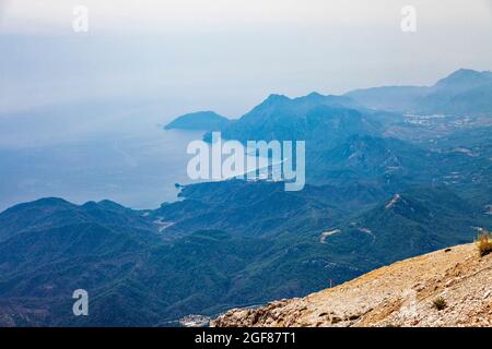 Schöne Landschaft mit Meer und Hügeln Stockfoto