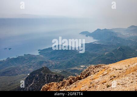 Schöne Landschaft mit Meer und Hügeln Stockfoto