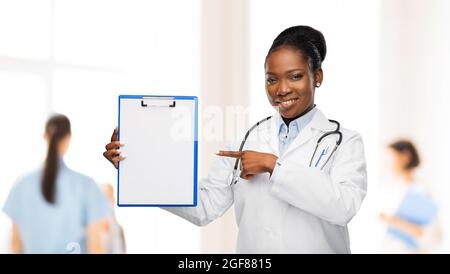 afroamerikanische Ärztin mit Klemmbrett Stockfoto