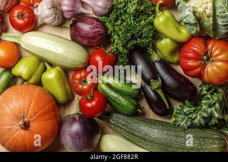 Ernte eine Menge verschiedener Gemüse und Kräuter. Herbsthintergrund Draufsicht Stockfoto