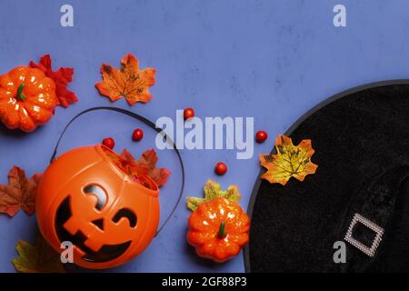 Draufsicht auf Accessoires für die Feier von Halloween. Nahaufnahme des flachen, layigen Kopierbereichs Stockfoto