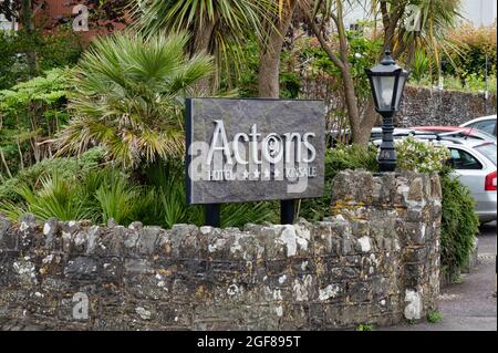 Kinsale, Irland - 13. Juli 2021: Das Schild für das Actons Hotel Kinsale in Country Cork Stockfoto